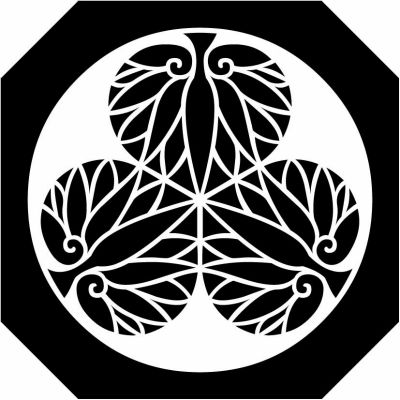 平隅切り鉄砲角に三つ葵