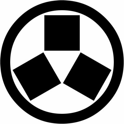 丸に三つ寄せ石