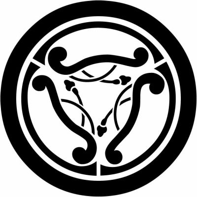 丸に中陰三つ割り唐団扇