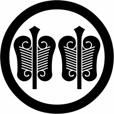 丸に並び唐団扇（２）