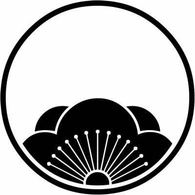 糸輪に覗き八重向こう梅