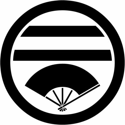 丸に二つ引きに扇