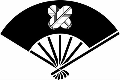 七本骨扇に違い鷹の羽