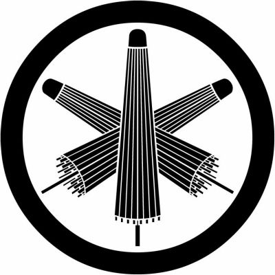 丸に三つ組み傘・丸に三本組み傘