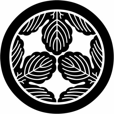 丸に頭合わせ三つ割り梶の葉