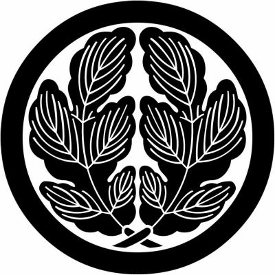 丸に抱き梶の葉