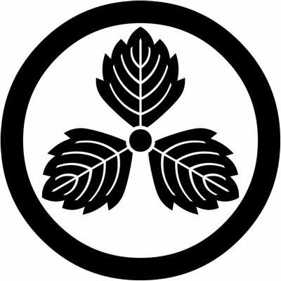 丸に中三つ鬼柏