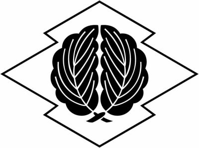 糸松皮菱に抱き柏