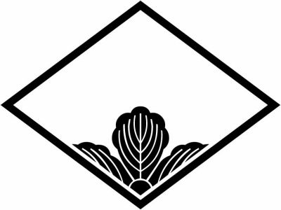 糸菱に覗き三つ柏