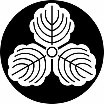 石持ち地抜き三つ柏