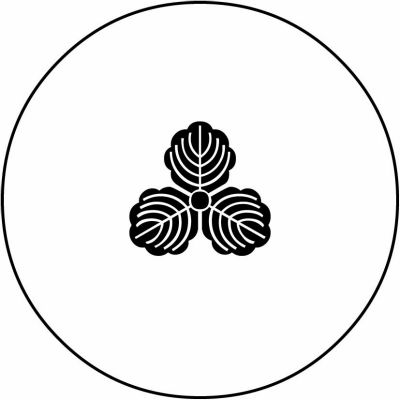 毛輪に豆三つ柏