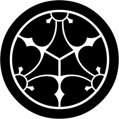 丸に剣合わせ三つ割り片喰