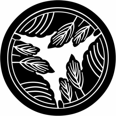 中輪に三つ割り菊の葉