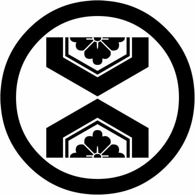 丸に対い割り亀甲に花角