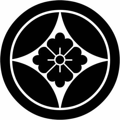 丸に七宝に花角