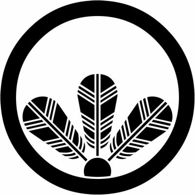 丸に覗き三枚鷹の羽