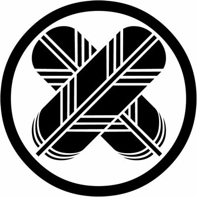 中輪に足付き細違い鷹の羽