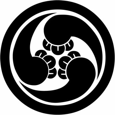 丸に右三つ丁子巴