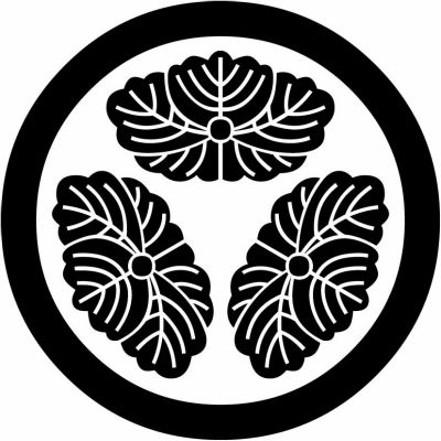 丸に頭合わせ三つ蔦