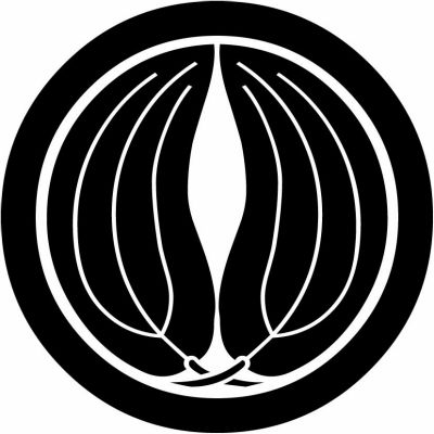 丸に抱き梛の葉