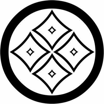 丸に陰反り隅立て四つ目