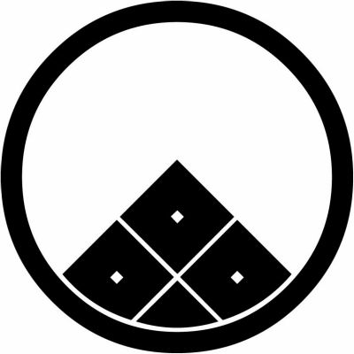 中輪に覗き四つ目