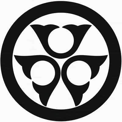 丸に三つ寄せ鍬形