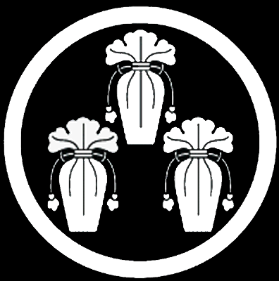 陰丸に三つ盛り瓶子