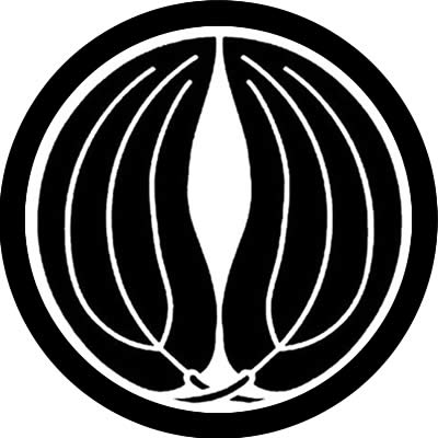 中輪に抱き梛の葉