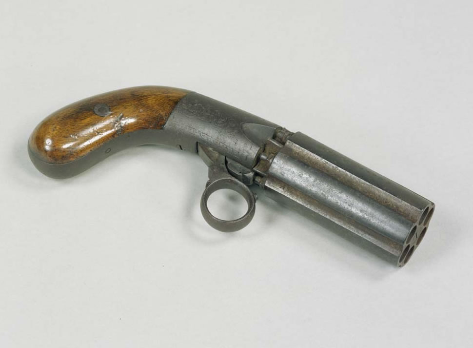 『六連発拳銃』（ペリー遺品） 形状:総長19.6cm （東京国立博物館蔵）
