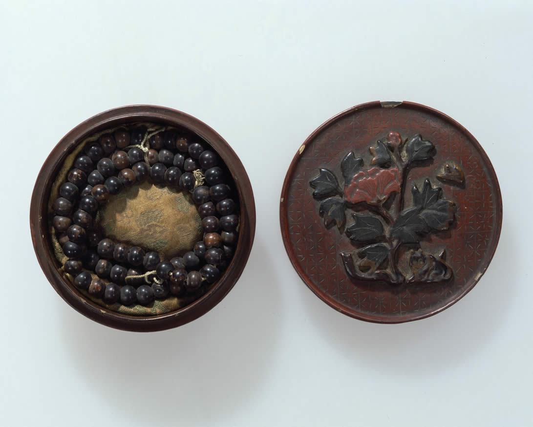 『琥珀念珠・1連 84顆』（念珠：奈良時代・8世紀、合子：鎌倉時代・13～14世紀）（東京国立博物館蔵・重要文化財）