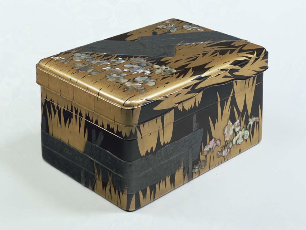 『八橋蒔絵硯箱』尾形光琳　国宝（江戸時代）（東京国立博物館所蔵）