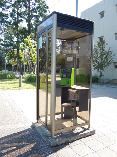 街頭に設置されている公衆電話ボックス
