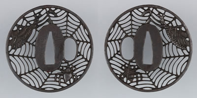 蜘蛛の巣のデザインの鍔（表にクモ、裏にカマキリ）　銘：越前住記内作（江戸時代 18c）